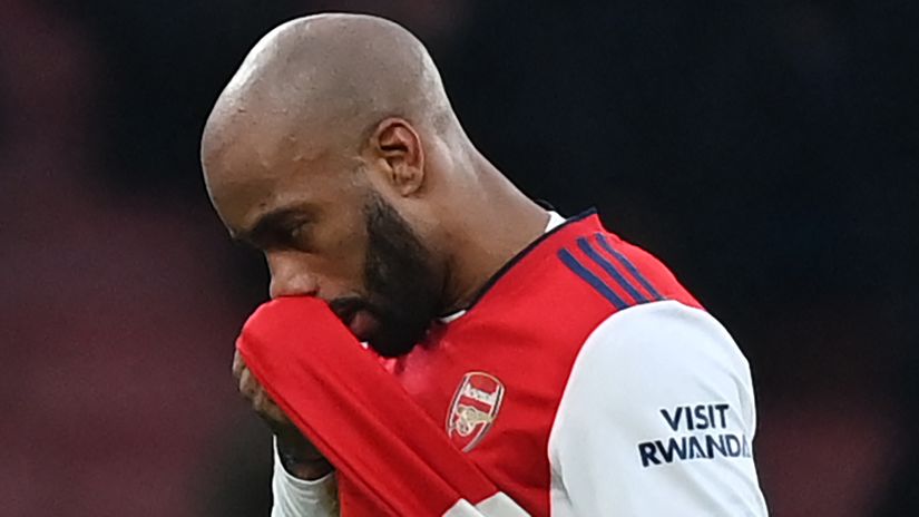 Alexandre Lacazette couldn't find a way past Burnley (©AFP)