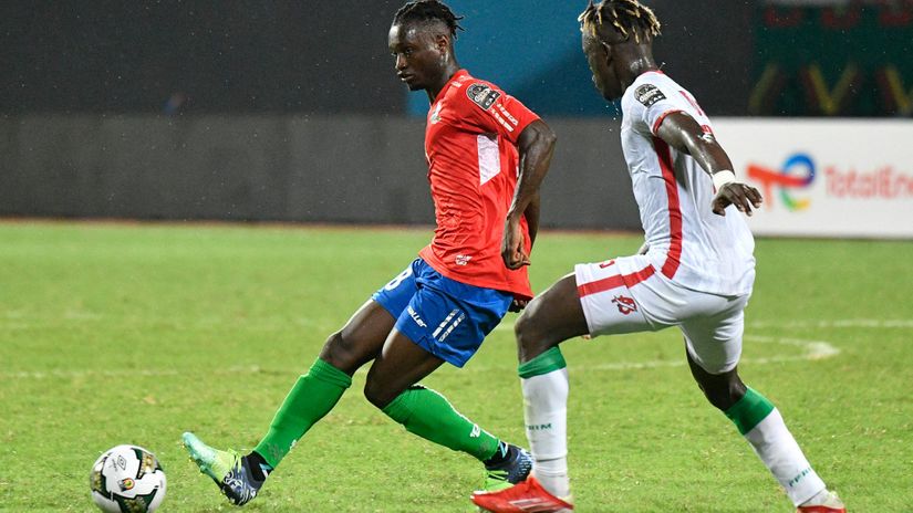 Darboe (L) in the match against Mauritania (©AFP) 