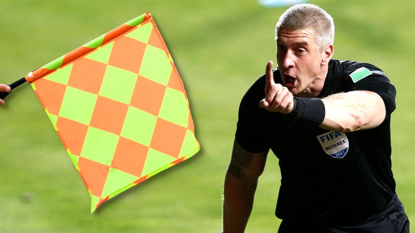 "Hey, guys, aren't you forgetting something?" - match referee Anderson Daronco (©AFP)