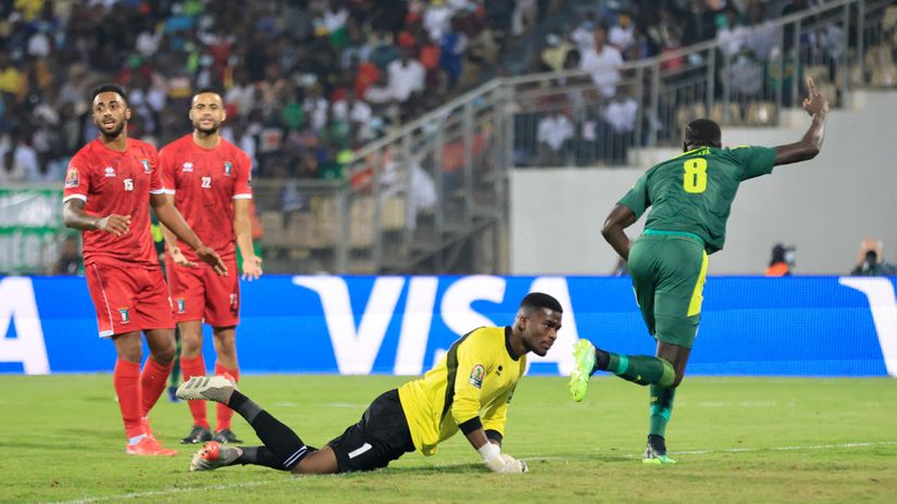 Senegal's Cheikhou Kouyate celebrates scoring their second goal (©REUTERS/Thaier Al-Sudani)