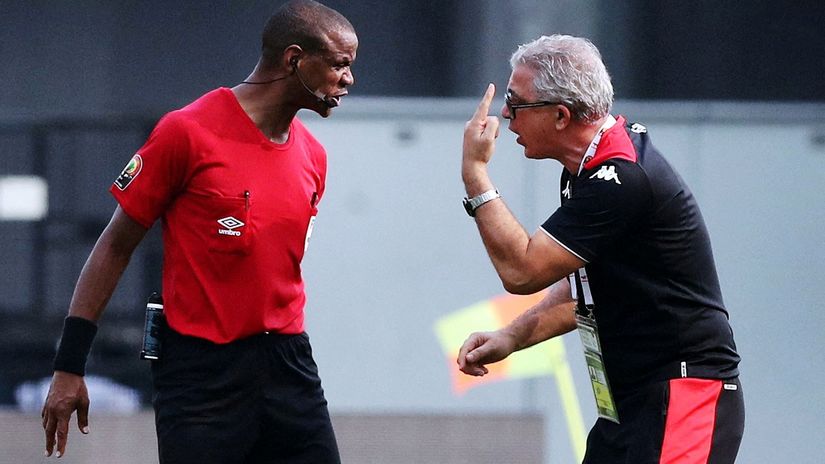 Tunisia coach Mondher Kebaier remonstrates with the referee Janny Sikazwe after the match (©REUTERS/Mohamed Abd El Ghany)