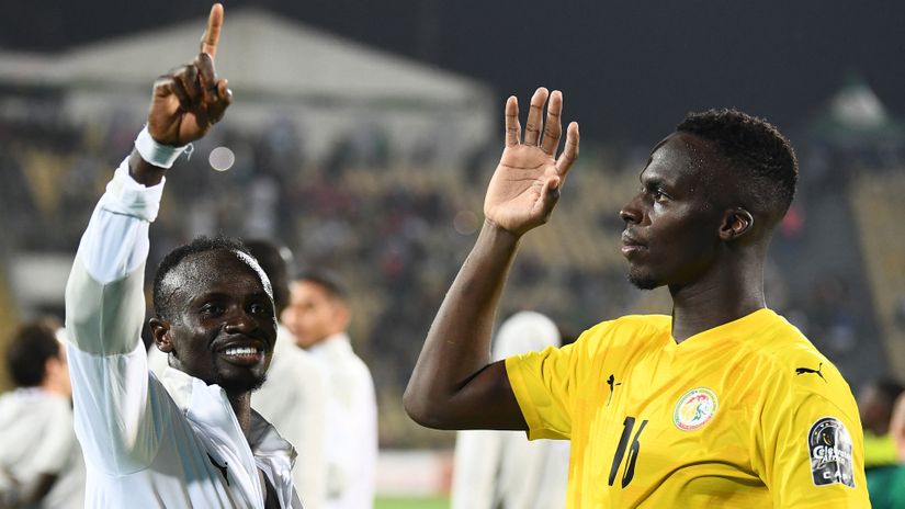 Sadio Mane with his teammate Edouard Mendy (©AFP)