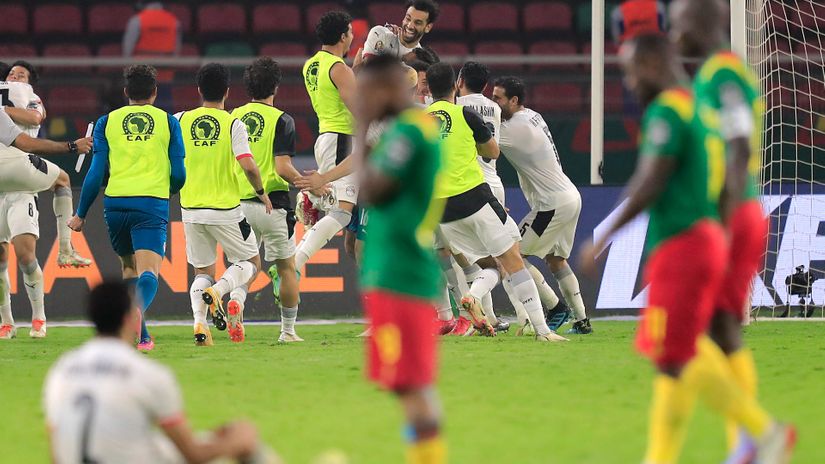 Egypt's Mohamed Salah and teammates celebrate winning the penalty shootout (©REUTERS/Thaier Al-Sudani)