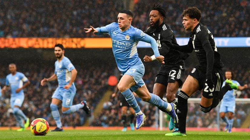 Phil Foden espapes his markers (©AFP)