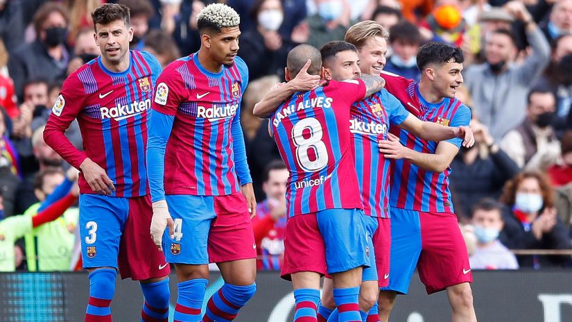 Barca players celebrate after scorin the equaliser (©Eric Alonso/Getty Images)