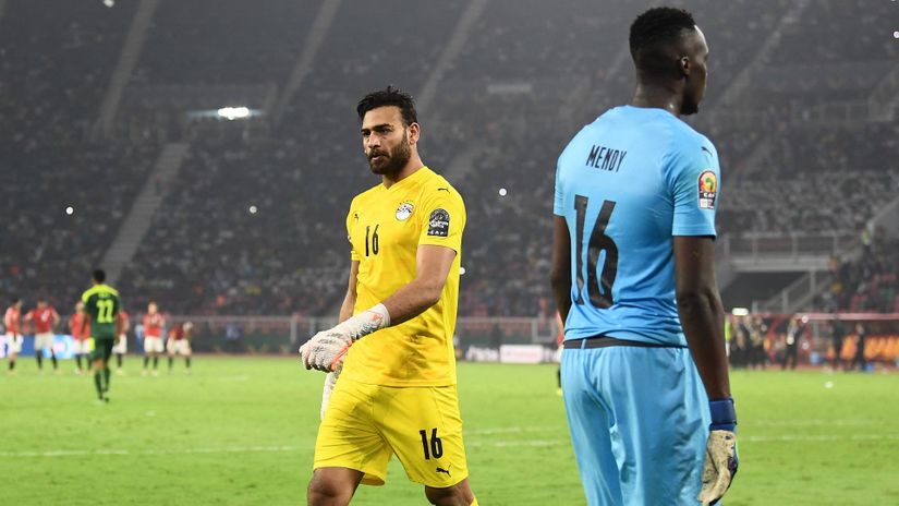 Gabaski and Mendy during the final's shootout (©AFP)