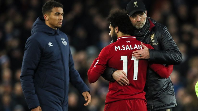Klopp consolates Salah (© Matthew Ashton - AMA/Getty Images)