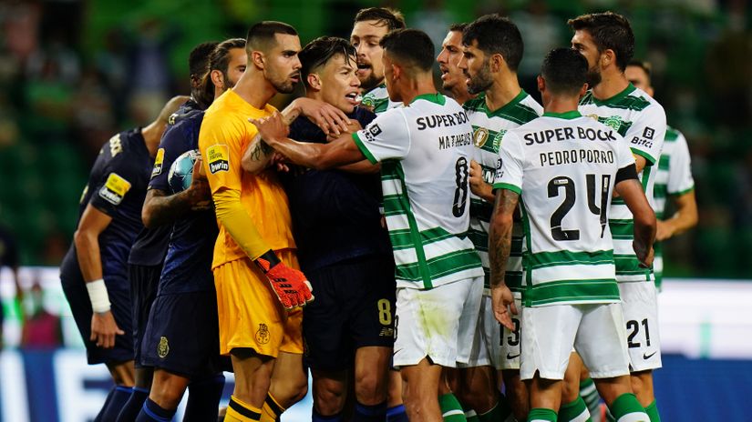 Porto and Sporting players squaring up (©Gallo Images)