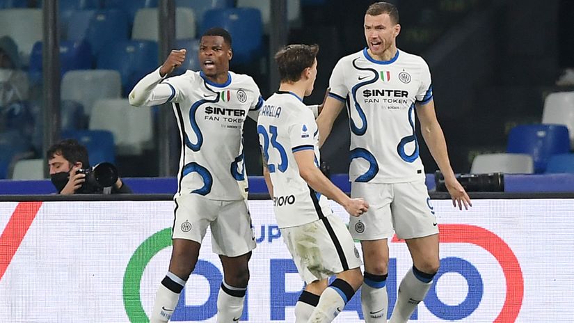 Dzeko celebrates with Dumphries and Barella (©Francesco Pecoraro/Getty Images)
