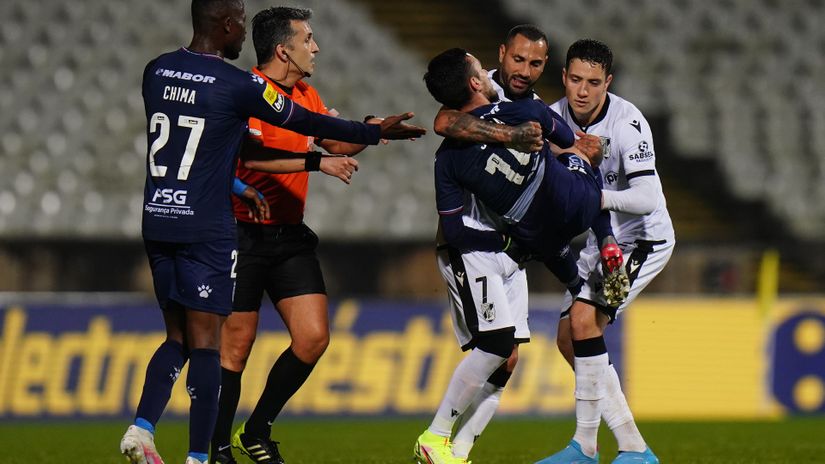 Quaresma is taking care of the time-waster Afonso Sousa of Belenenses (©Gualter Fatia/Getty Images)