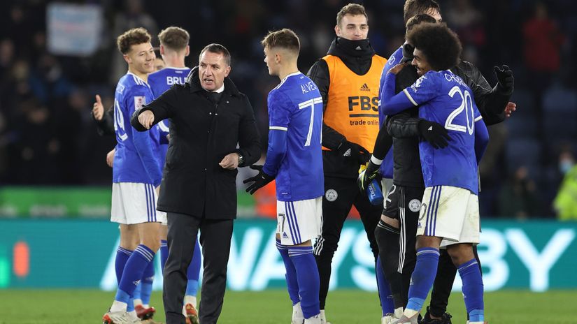 Brendan Rodgers with his players (©)