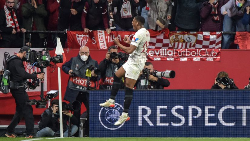 Anthony Martial celebrates his strike to make it 3-1 (©AFP)