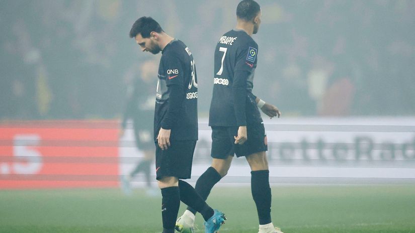 Messi and Mbappe walk in despair (©REUTERS/Stephane Mahe)