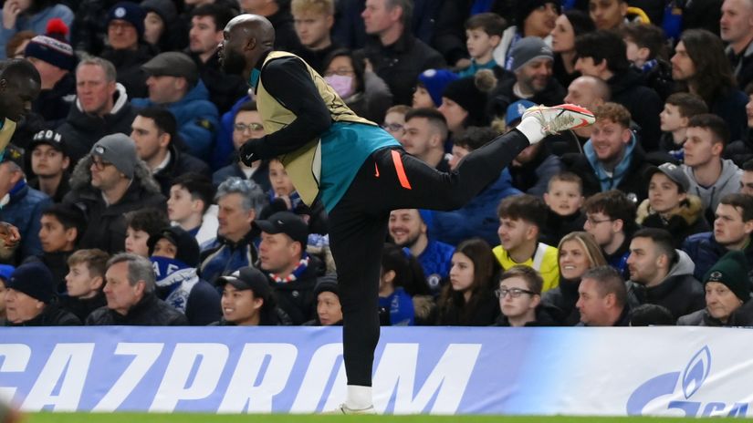 Lukaku was streching on the sidelines, but was an unused sub (©Gallo images)