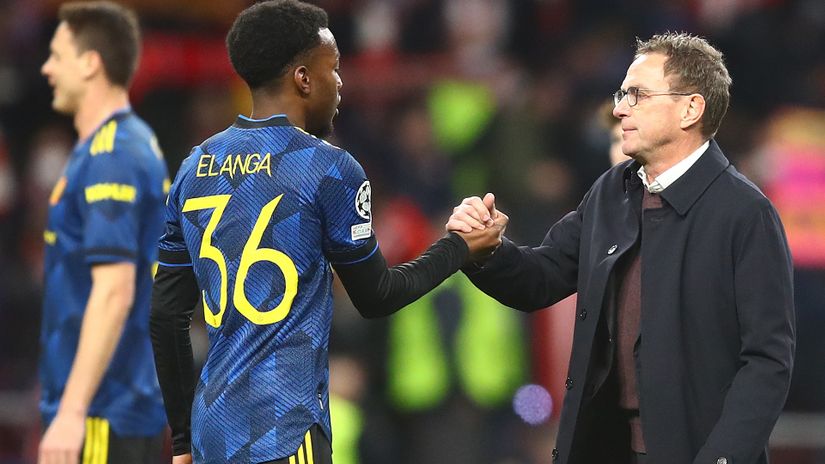 Elanga shakes hands with Rangnick after the game (©Chris Brunskill/Fantasista/Getty Images)