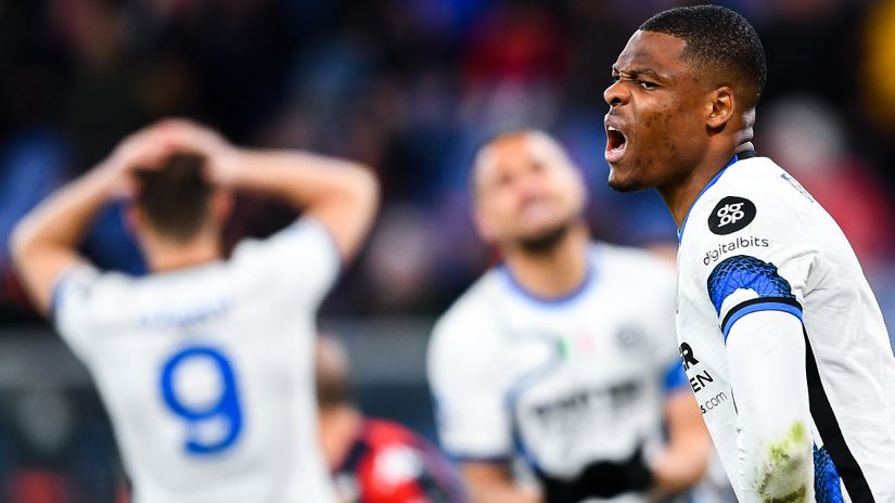 Dumfries and his teammates can't believe what's happening (© Getty Images) 