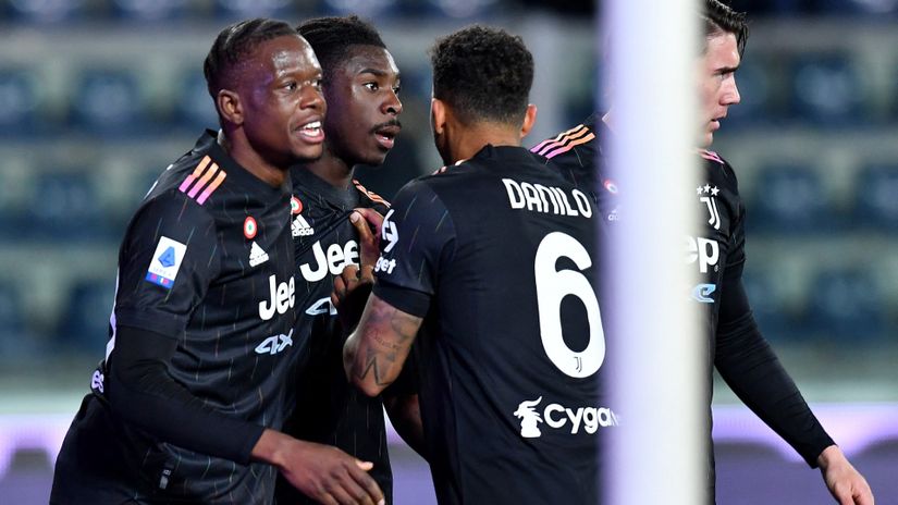 Juve players celebrate after scoring (© Jennifer Lorenzini/Reuters)