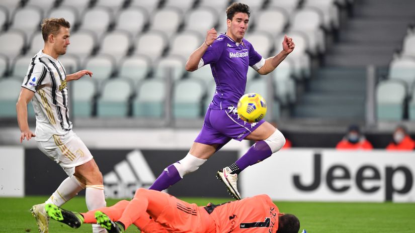 Vlahovic scoring for Fiorentina against Juventus back in 2020 (©Gallo Images)