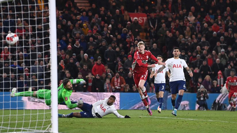 Coburn sending it past Lloris (©Gallo Images)