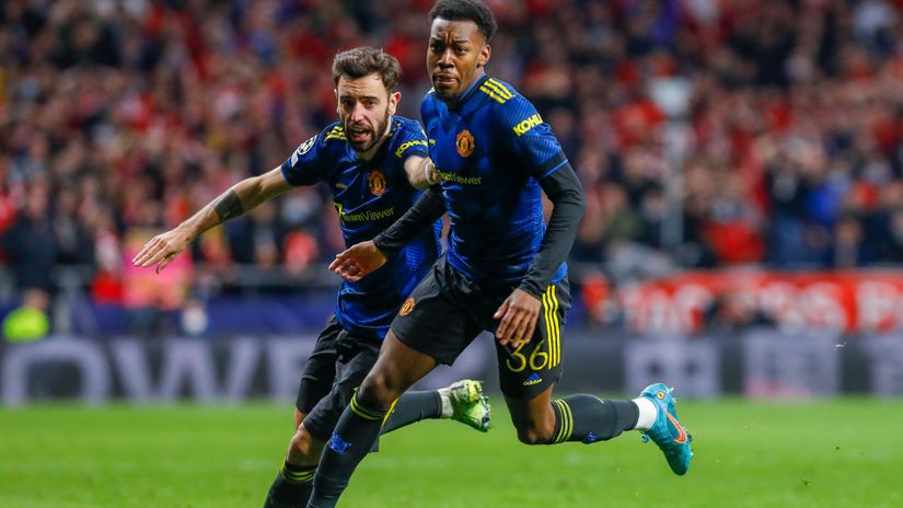 Elanga celebrates with Bruno Fernandes after scoring against Atletico Madrid (©DAX Images/BSR Agency/Getty Images)