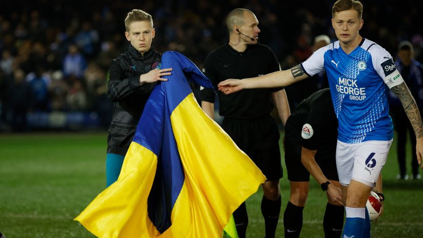 Zinchenko of Manchester City holding the Ukranian flag (© John Sibley/Reuters)