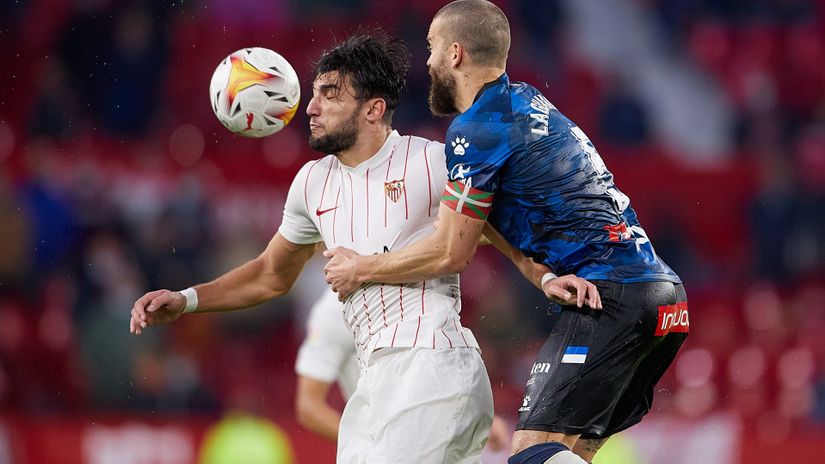  Rafa Mir of Sevilla FC competes for the ball with Victor Laguardia of Deportivo Alaves (© Fran Santiago/Getty Images)