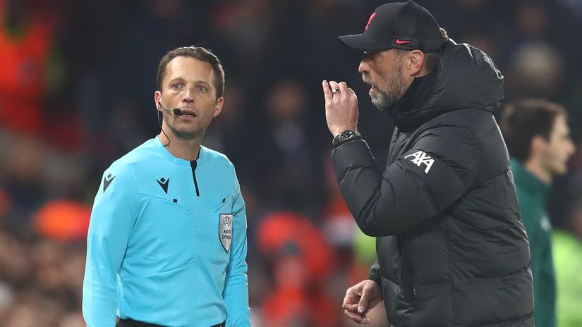 Klopp talks with the linesman on Tuesday night at Anfield (©Chris Brunskill/Fantasista/Getty Images)