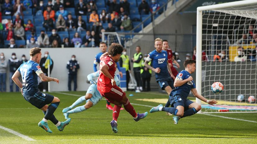 Gnabry misses a sitter (©AFP)