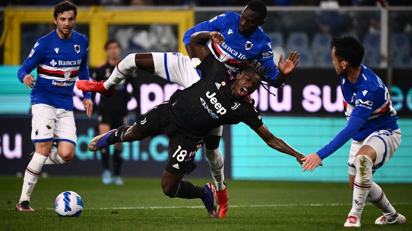 Sampdoria's Gambian defender Omar Colley fouls Juventus' Italian forward Moise Kean in the penalty area (©AFP)