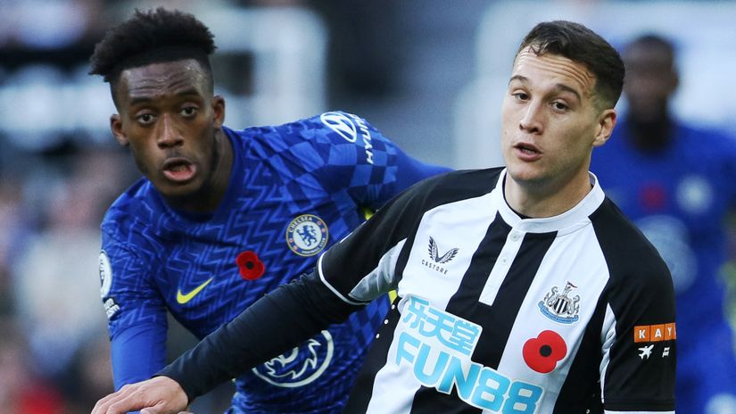 Callum Hudson-Odoi and Javier Manquillo in the last match between Chelsea and Newcastle (©AFP)