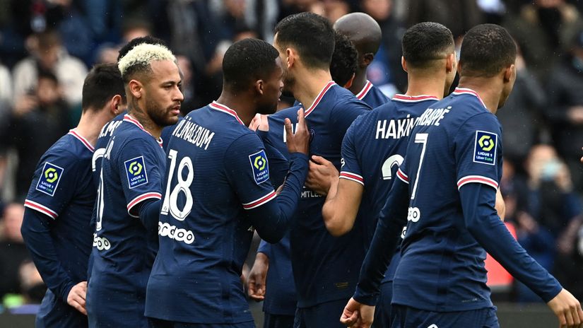 Rebuilding their confidence: Paris Saint-Germain players during the Bordeaux win (©AFP)