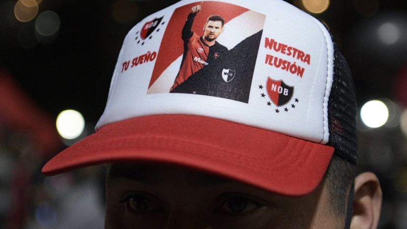 A supporter of Newells Old Boys wears a cap with a photo of Messi (©AFP)