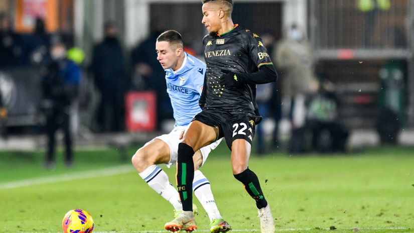 Venezia’s Tyronne Ebuehi in action vs Lazio (©AFP)