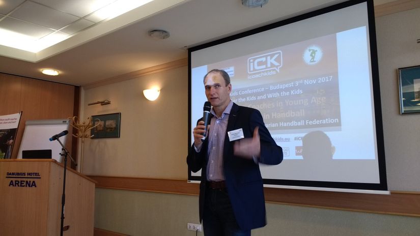 Zoltan Marczinka in a past training session © IHF 