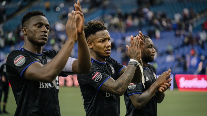 Victor Wanyama and teammates take time to appreciate their fans © CF Montreal