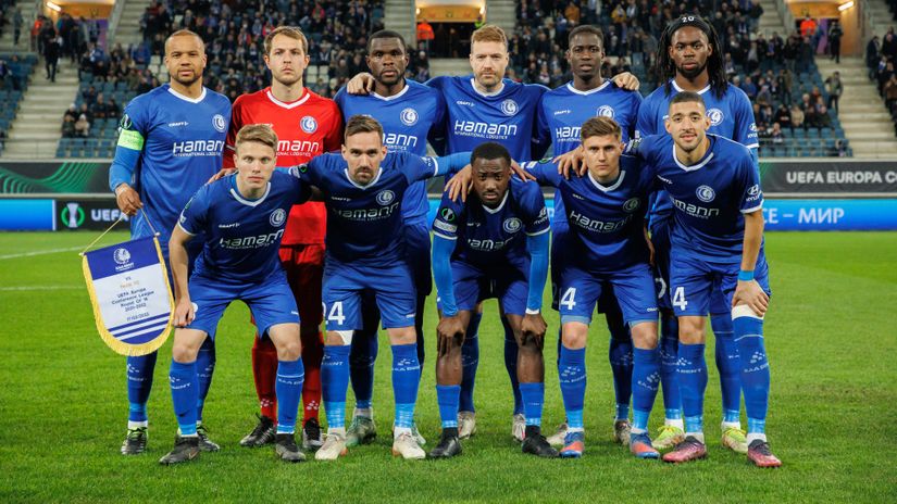 Okumu standing, second from the right (©AFP)