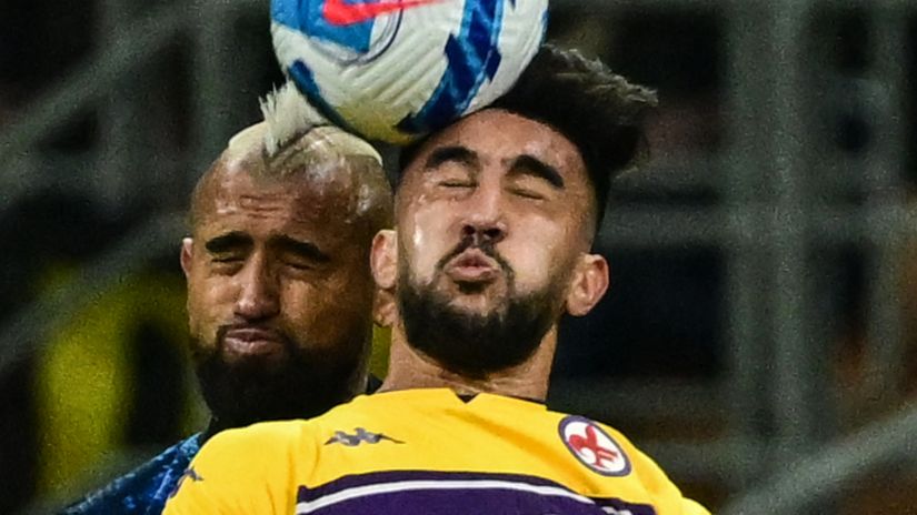 Arturo Vidal and Nicolas Gonzalez go head to head (©AFP)