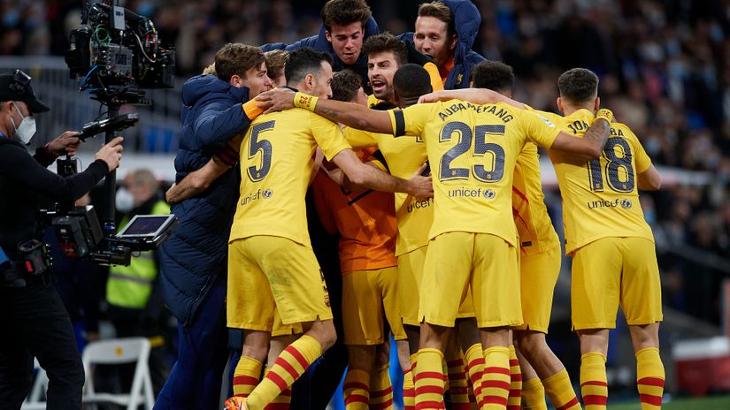 Barca players celebrate a brutal victory in El Clasico (©AFP)
