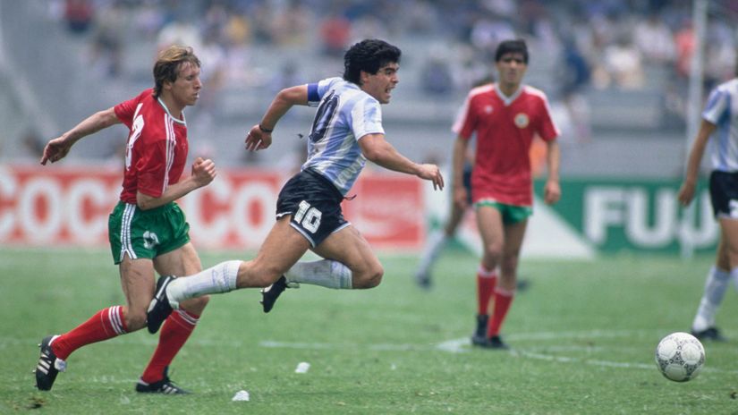Maradona against Bulgaria at the 1986 WC (©Getty images)