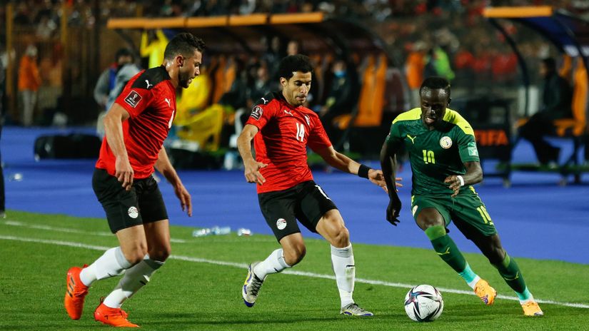 Sadio Mane wriggles his way past Egyptian markers © CAF