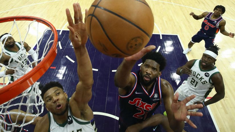 Antetokounmpo blocks Embiid (©Getty Images)
