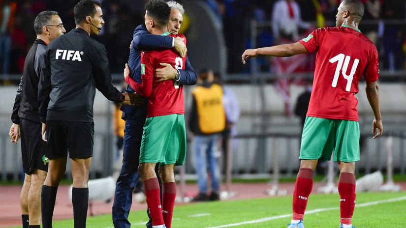 Morocco's coach Vahid Halilhodzic congratulates Morocco's midfielder Azzedine Ounahi after scoring against DR Congo (©AFP)