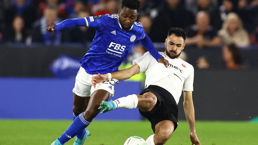 Ndidi is tackled by Laborde in the Leicester-Rennes tie (©REUTERS/David Klein)