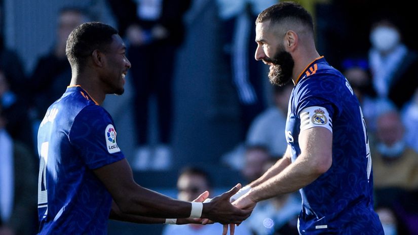 David Alaba congratulates match-winner Karim Benzema (©AFP)