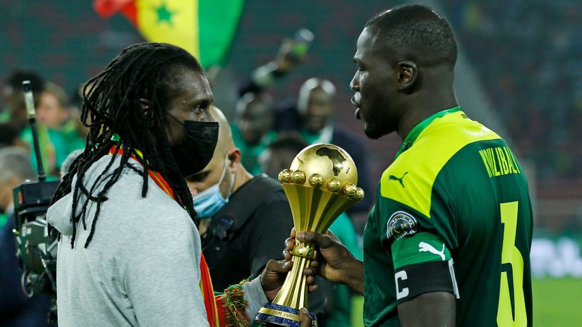 Aliou Cisse and Kalidou Koulibaly holding the AFCON title © CAF