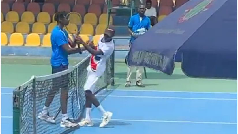 Koume slaps Raphael Nii Ankrah after shaking hands with him (©Screenshot Twitter/SHARP SHOOTER)
