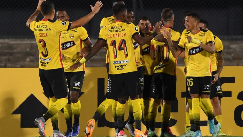 Barcelona players celebrate after scoring (©PABLO PORCIUNCULA/AFP)
