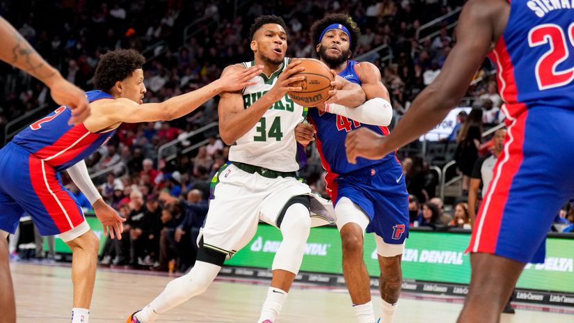 Giannis Antetokounmpo powering through the Pistons (©Gallo Images)