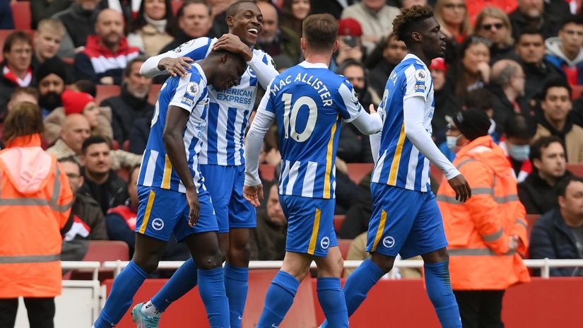 Mwepu celebrates with his teammates at the Emirates (© Mike Hewitt/Getty Images)