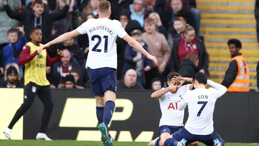 Kane celebrates with his teammates (©Naomi Baker/Getty Images)